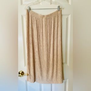 Midi length crinkled style skirt.